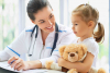Salute - Pediatra con una bambina (foto internet)