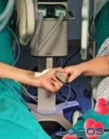 Storie - Le mani di Sandra e Giancarlo che si stringono 