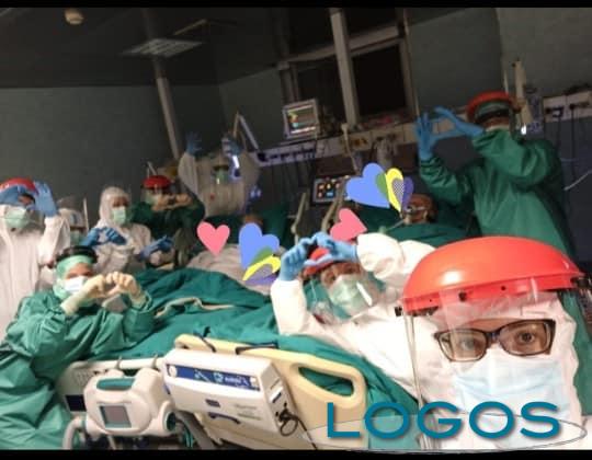 Storie - La bellissima sorpresa fatta da medici e infermieri alla coppia 