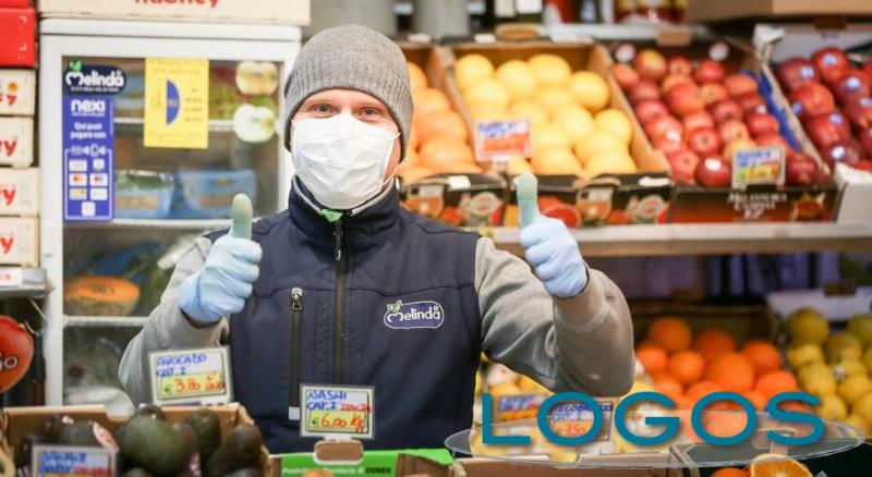 Territorio - Mercato con la mascherina (foto internet) Territorio - Mercato con la mascherina (foto internet)