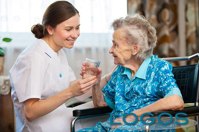 Sociale - RSA con anziana assistita (foto internet)