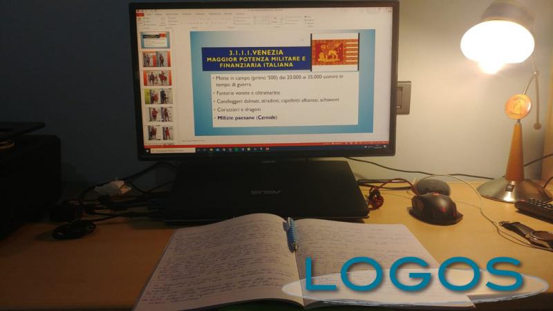 Scuola - Universitario che studia online