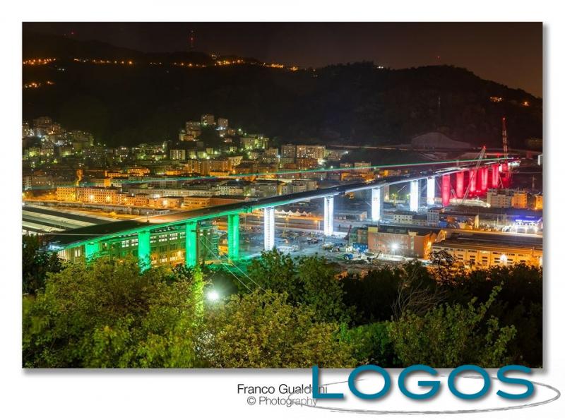 Attualità - Il nuovo ponte di Genova illuminato con il Tricolore (Foto di Franco Gualdoni)