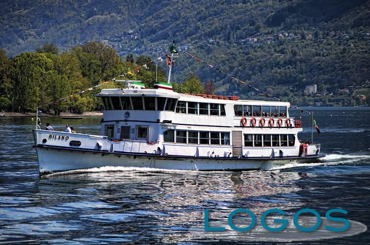 Arona - Battello sul Lago Maggiore (foto internet) Arona - Battello sul Lago Maggiore (foto internet)