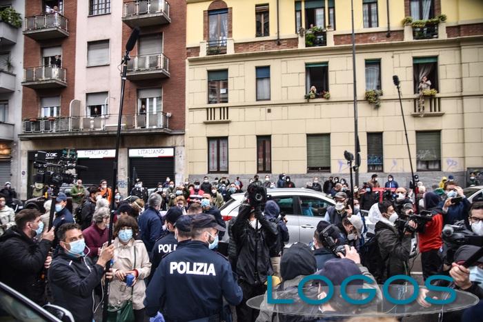 Milano - Giornalisti e fotografi accalcati all'arrivo di Silvia Romano (Foto internet)