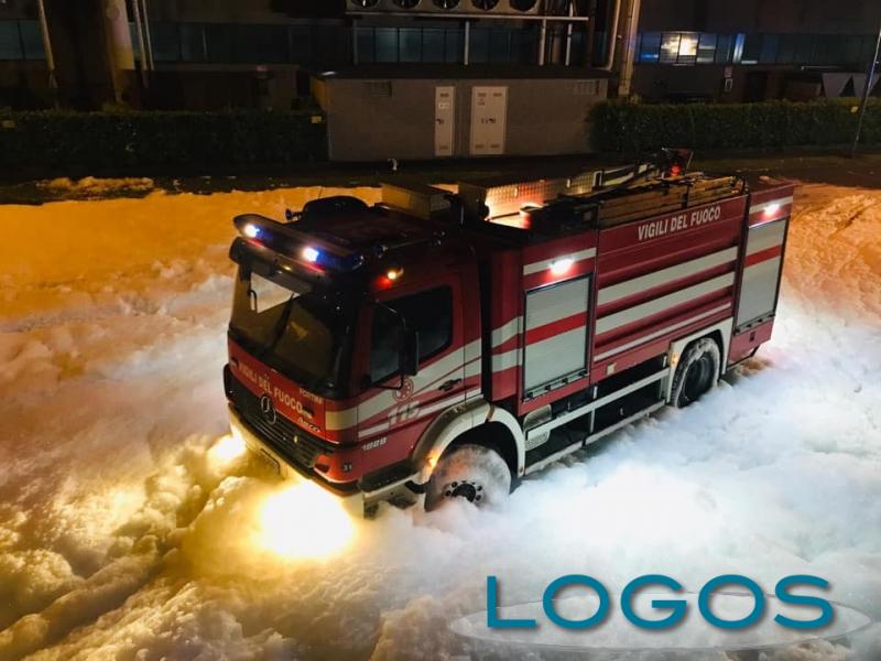 Buscate - Uno dei mezzi dei Vigili del fuoco sul posto 