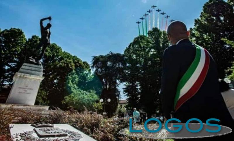 Attualità - Il sindaco di Codogno durante il passaggio delle 'Frecce Tricolori'