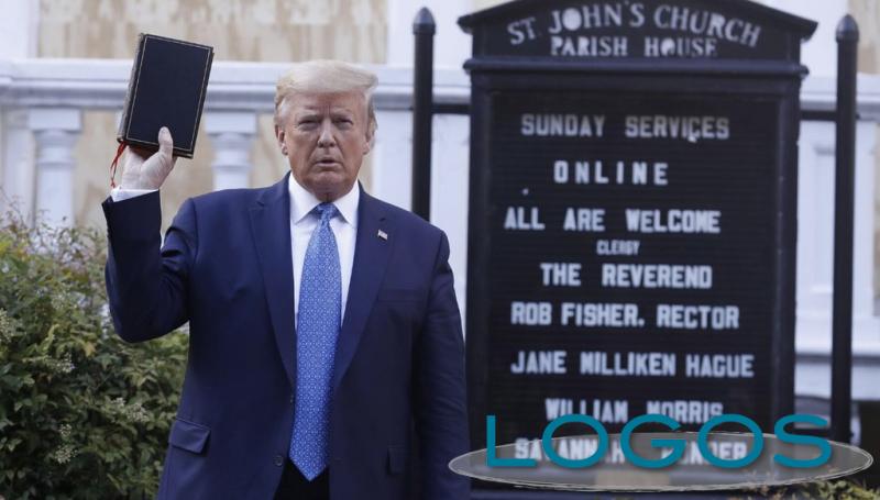 USA - Trump con la Bibbia USA - Trump con la Bibbia
