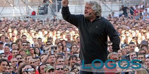 Politica - Beppe Grillo a un comizio (foto internet)