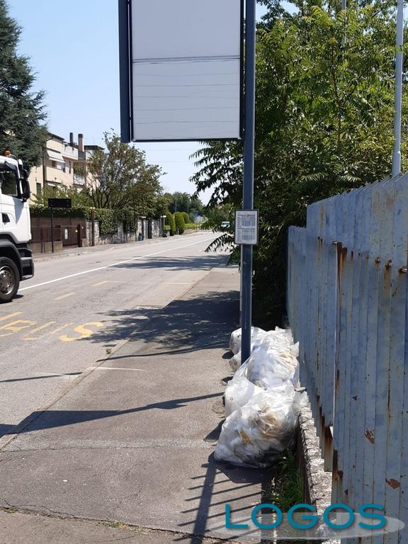 Legnano - Sacchi alla fermata dell'autobus 