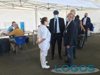 Territorio - L'assessore Gallera durante la visita a Malpensa per i test Covid 