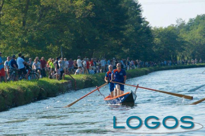 Bernate Ticino - Un momento di una regata storica