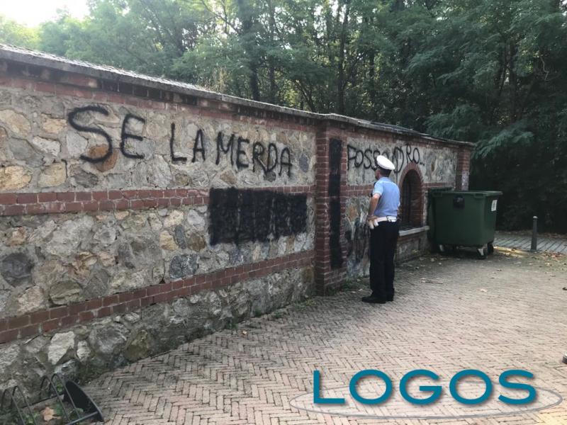 Nosate - La scritta comparsa sul muro del cimitero 