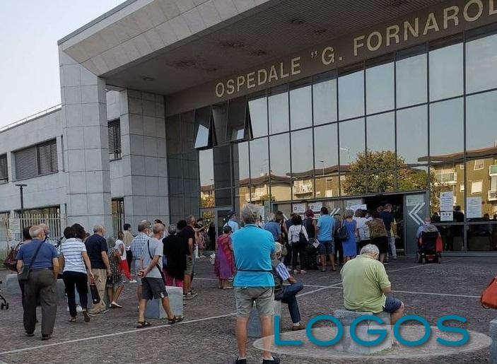 Magenta - File fuori dall'ospedale Magenta - File fuori dall'ospedale