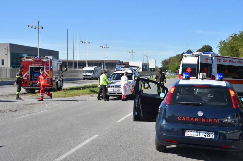 Castano - I soccorritori sul luogo dell'incidente (Foto Pubblifoto)