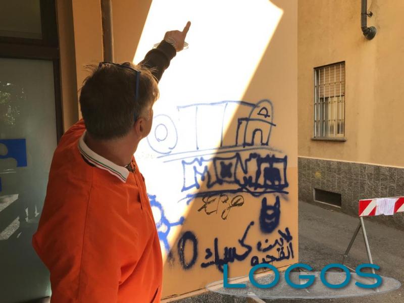 Castano - Una scritta comparsa sul muro Castano - Una scritta comparsa sul muro