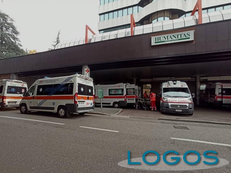 Legnano - Ambulanze fuori dalla Mater Domini domenica 25 ottobre