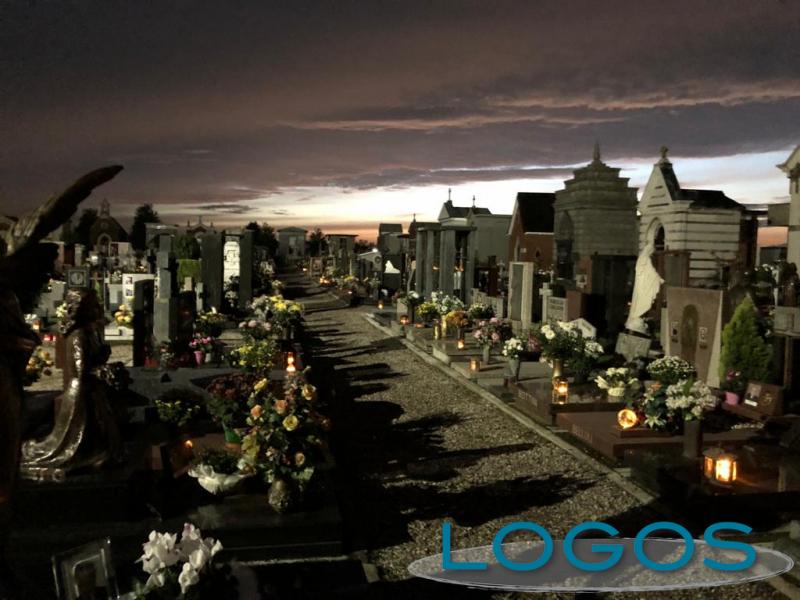Sociale - Un cimitero nel periodo dei 'Morti'