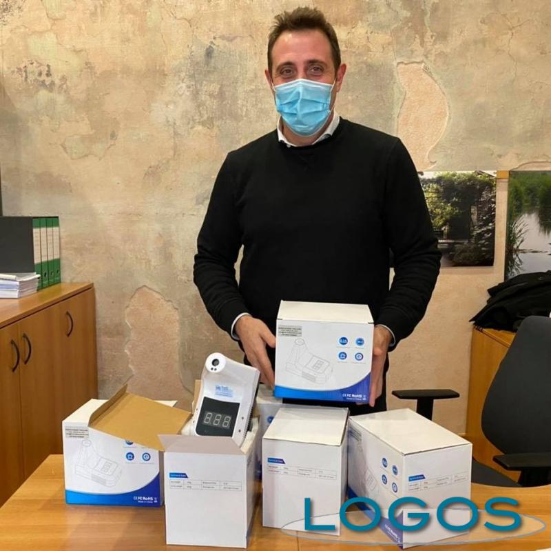 Castano - Termoscanner in dono a scuole e Parrocchia 