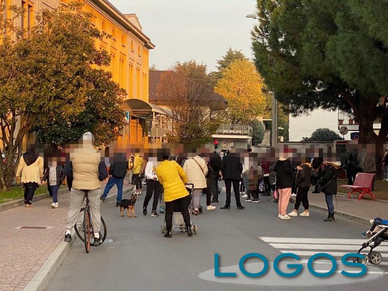 Castano - La foto postata dal sindaco fuori da scuola 