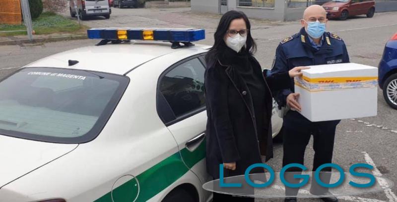 Magenta - Il sindaco Chiara Calati ritira i vaccini