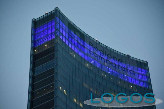 Milano - Palazzo Lombardia illuminato di blu (Foto internet) Milano - Palazzo Lombardia illuminato di blu (Foto internet)