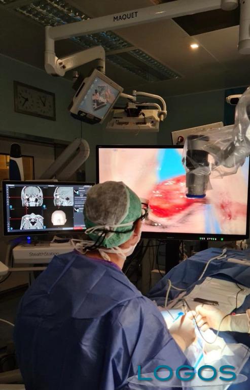 Legnano - Intervento tumorale all'occhio