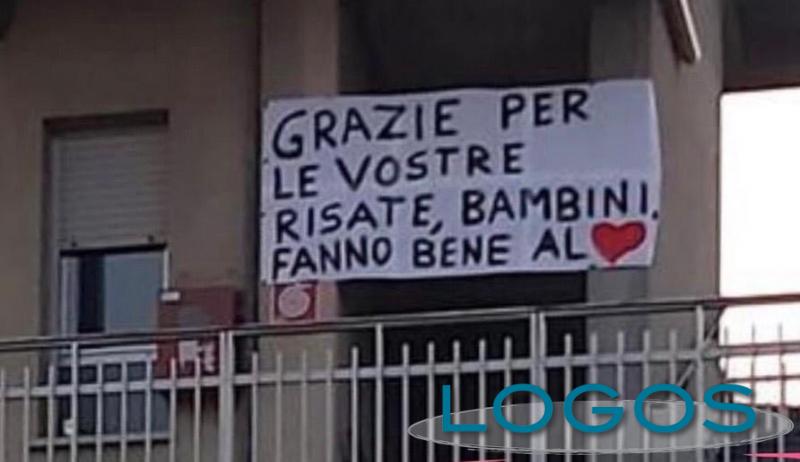 Castano - Lo striscione comparso alla casa di riposo 