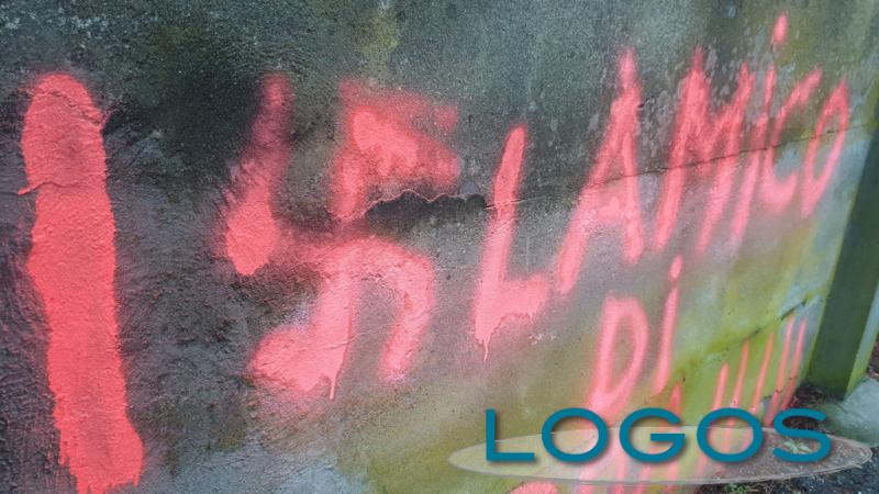 Magenta - Scritte xenofobe contro 'La Nuova Italia'