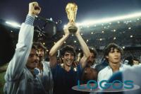 Sport - Paolo Rossi con la Coppa del Mondo (Foto internet)