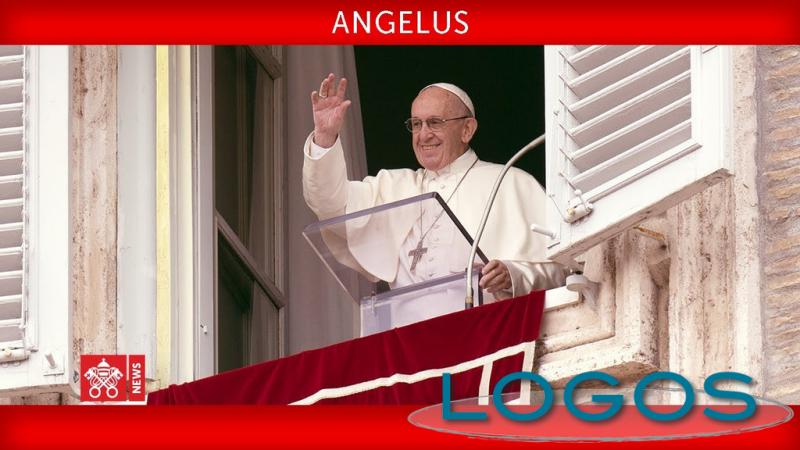 Roma - Papa Francesco durante un Angelus