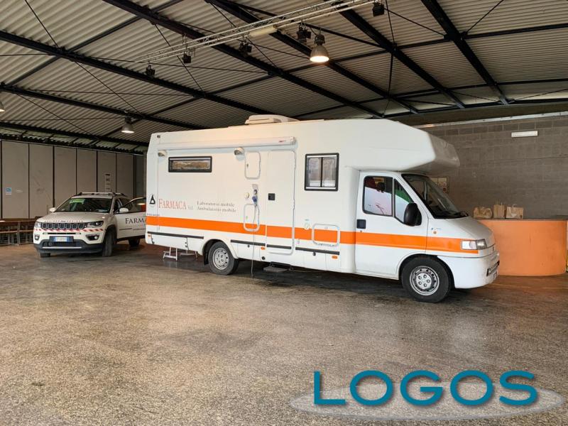 Castano - Tamponi e test in tensostruttura (Foto Franco Gualdoni)