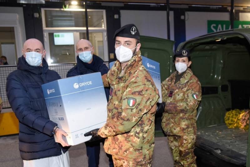 Salute - L'Esercito consegna le prime dosi di vaccini anticovid