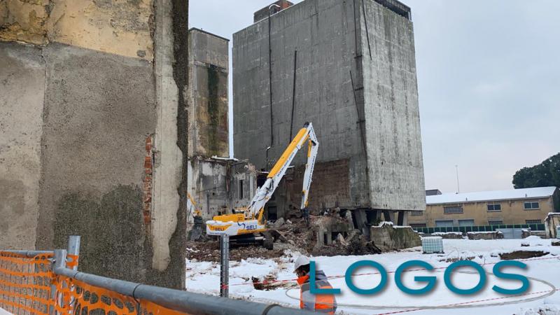 Inveruno - Interventi di demolizione all'oleificio Belloli