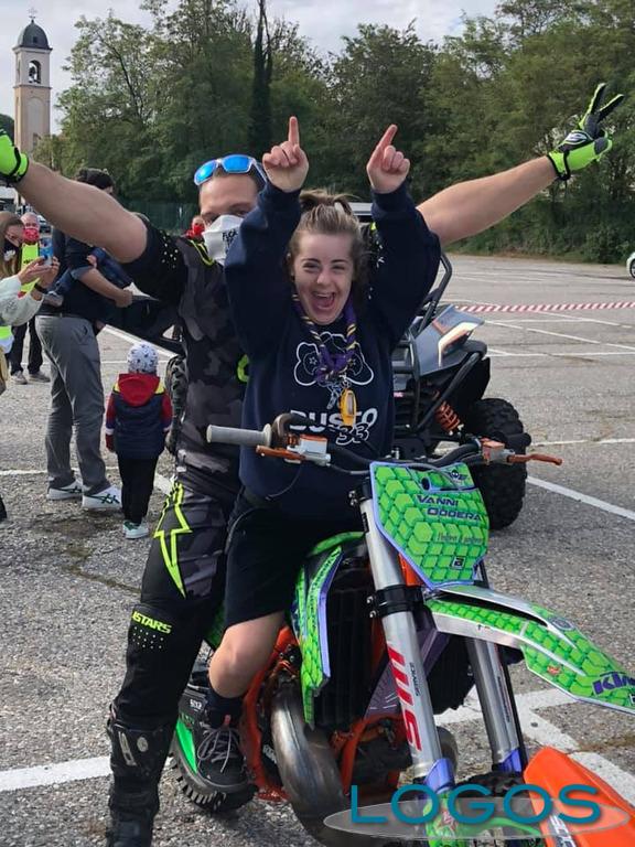 Sociale - Giovane ragazza in moto con 'Mai Paura'