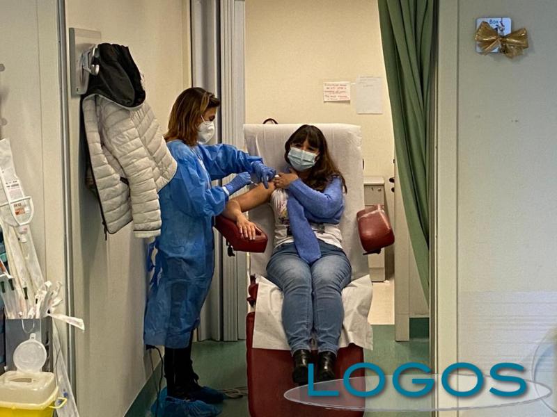 Legnano - Un medico riceve il vaccino anti Covid-19