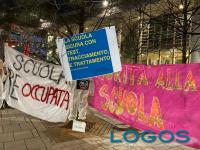 Scuola - Presidio sotto il palazzo della Regione (Foto Franco Gualdoni)