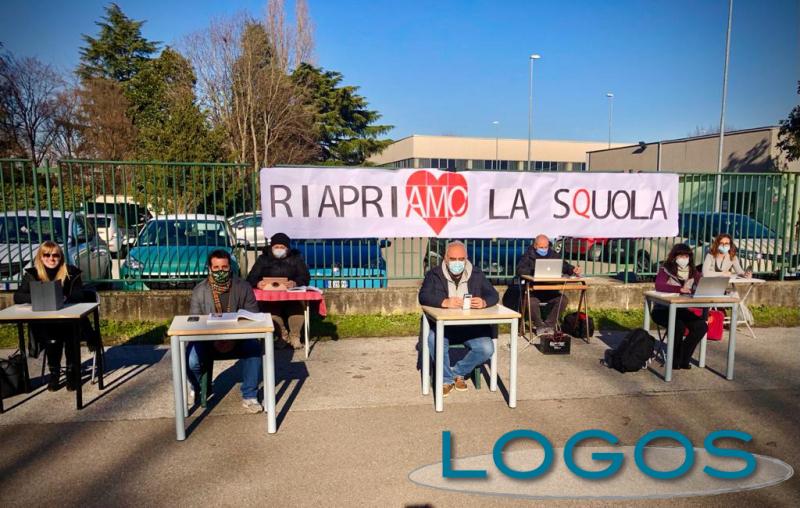 Inveruno - Protesta dei professori fuori dal Marcora