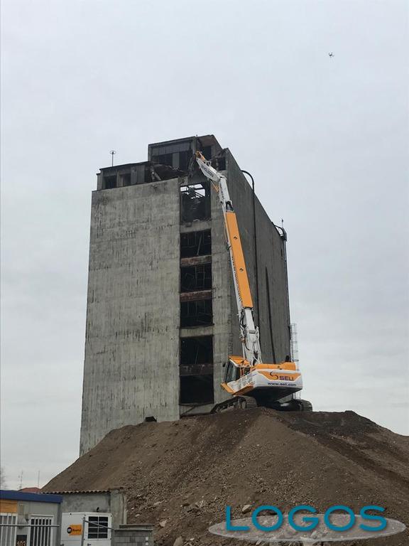 Inveruno - Si demolisce il silos dell'oleificio Belloli