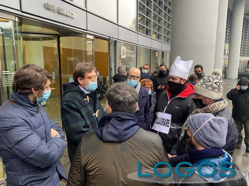 Milano - Ristoratori in protesta sotto Palazzo Lombardia Milano - Ristoratori in protesta sotto Palazzo Lombardia