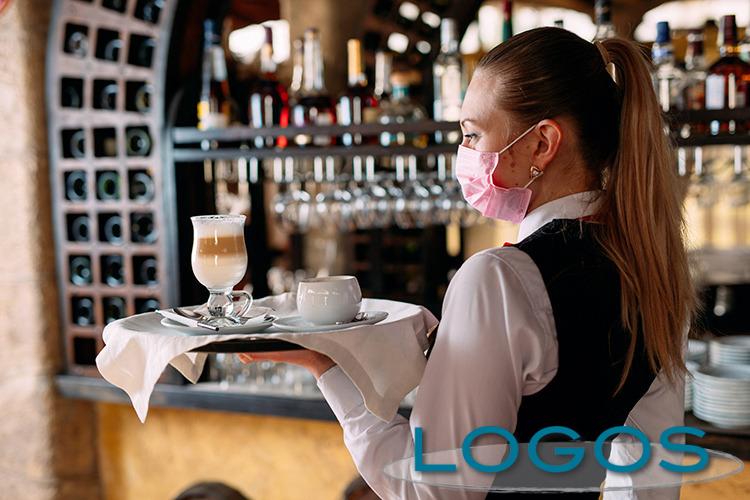 Commercio - Bar con mascherine (foto internet)