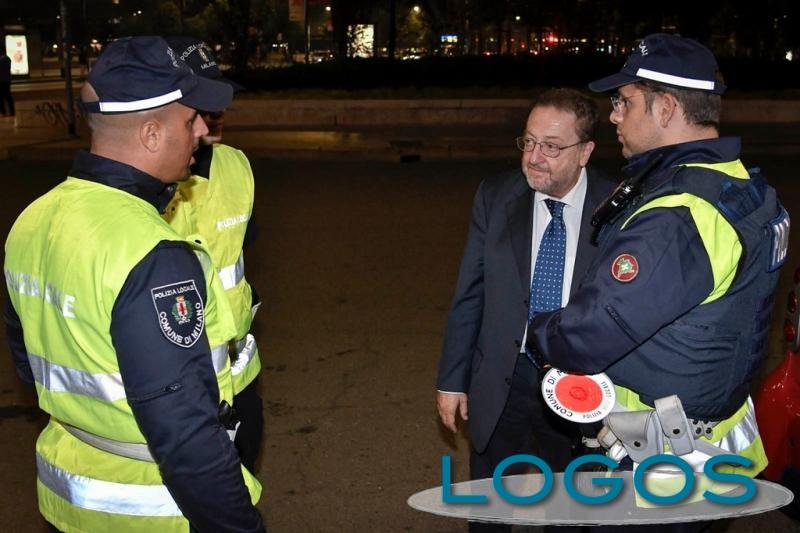 Milano - L'assessore regionale De Corato con alcuni agenti di Polizia locale (Foto d'archivio)