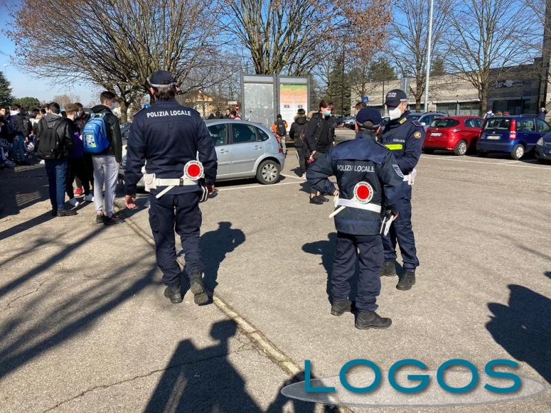 Territorio / Scuole - Controlli anti-Covid fuori da scuola 