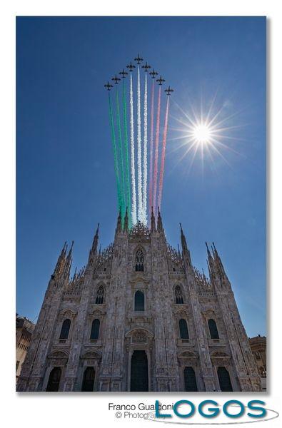 Milano - Le Frecce Tricolori sopra il Duomo di Milano (Foto Franco Gualdoni)