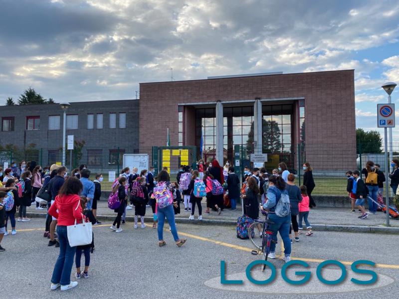 Cuggiono - Ingresso degli studenti alla primaria