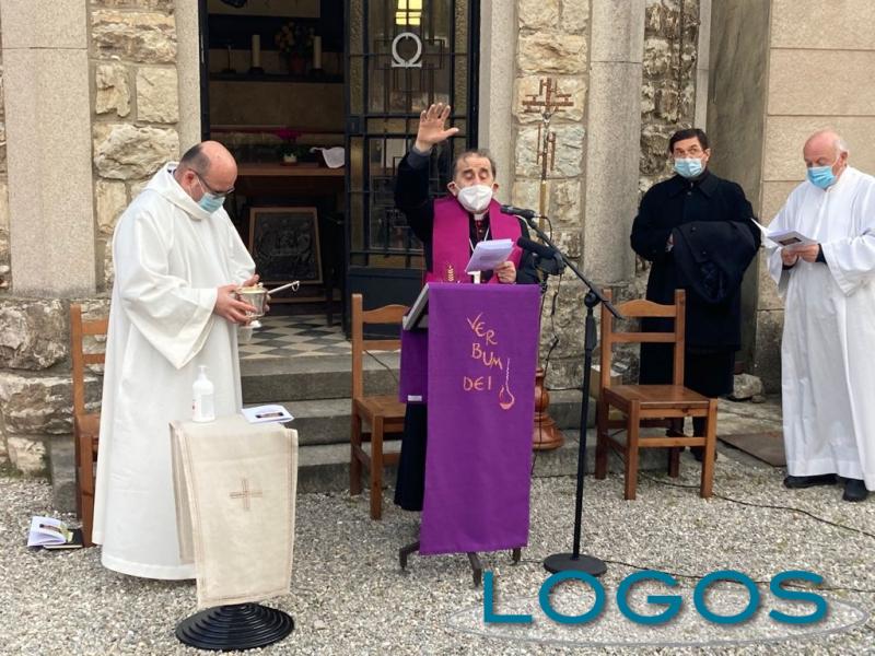 Attualità - L'Arcivescovo durante la visita ad uno dei cimiteri 