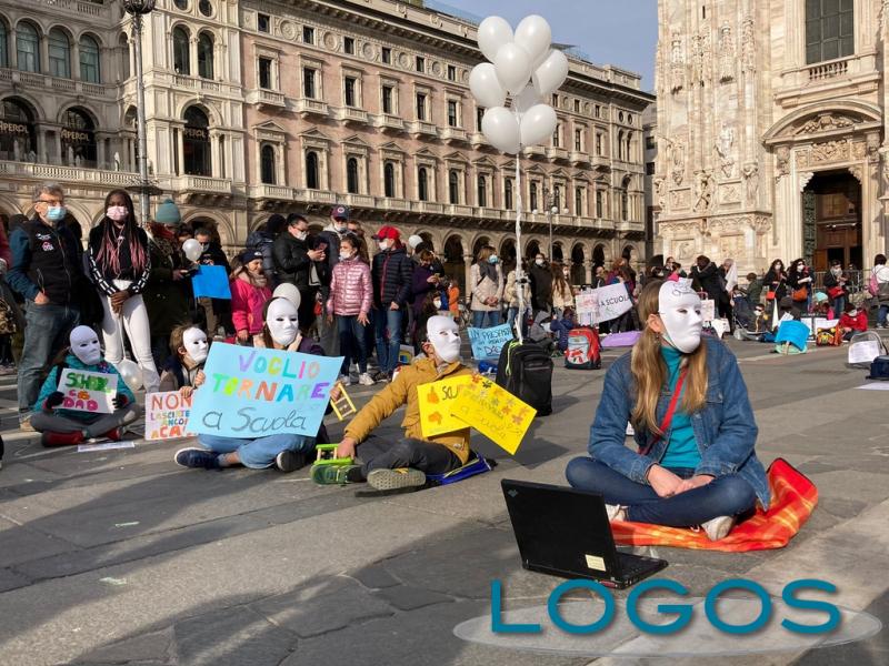 Milano - Studenti, insegnanti e genitori in piazza Duomo 