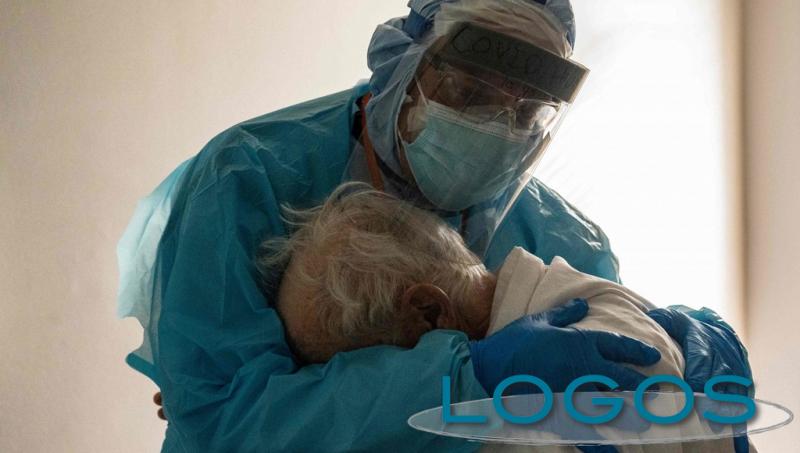 Attualità / Salute - Uno dei tanti momenti durante l'emergenza (Foto internet) Attualità / Salute - Uno dei tanti momenti durante l'emergenza (Foto internet)