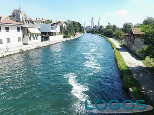 Turbigo - Schiume nelle acque del Naviglio (Foto d'archivio)