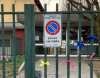 Boffalora - Nastrino sul cancello di scuola 